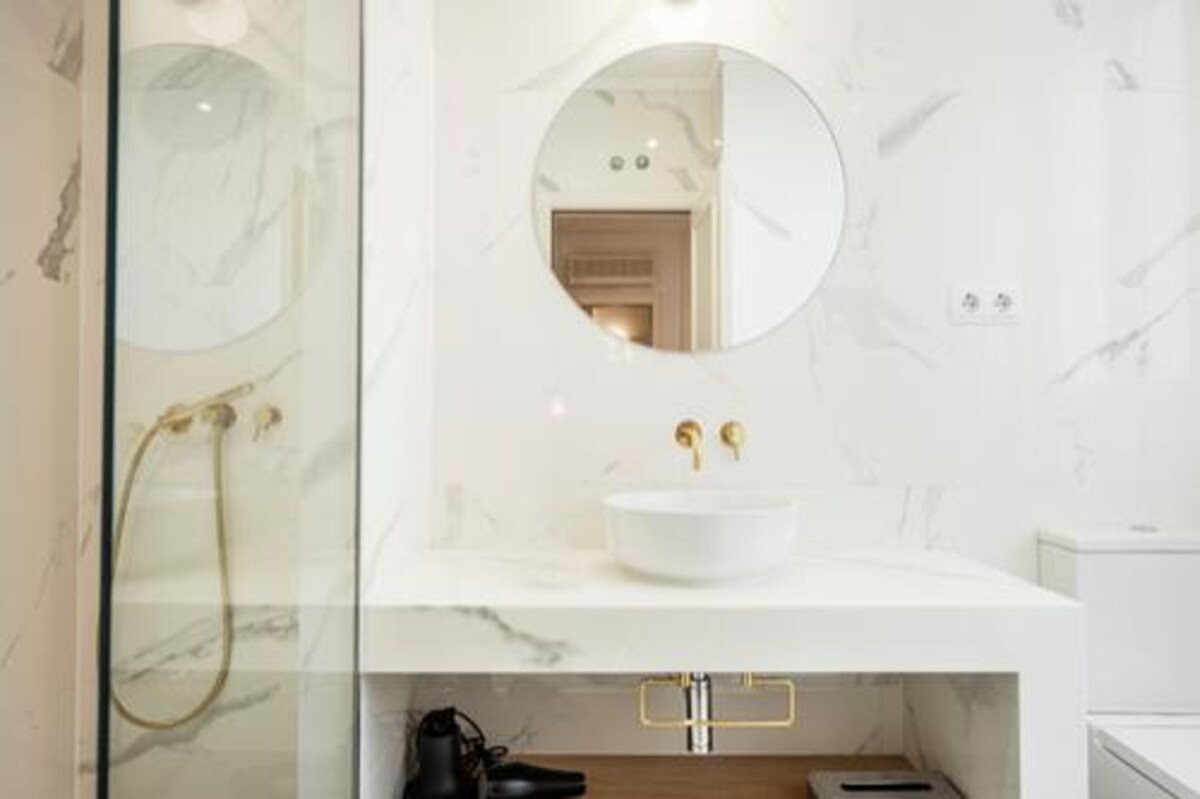 Contemporary Bathroom Design With Round Mirror Contemporary Bathroom Design With Round Mirror