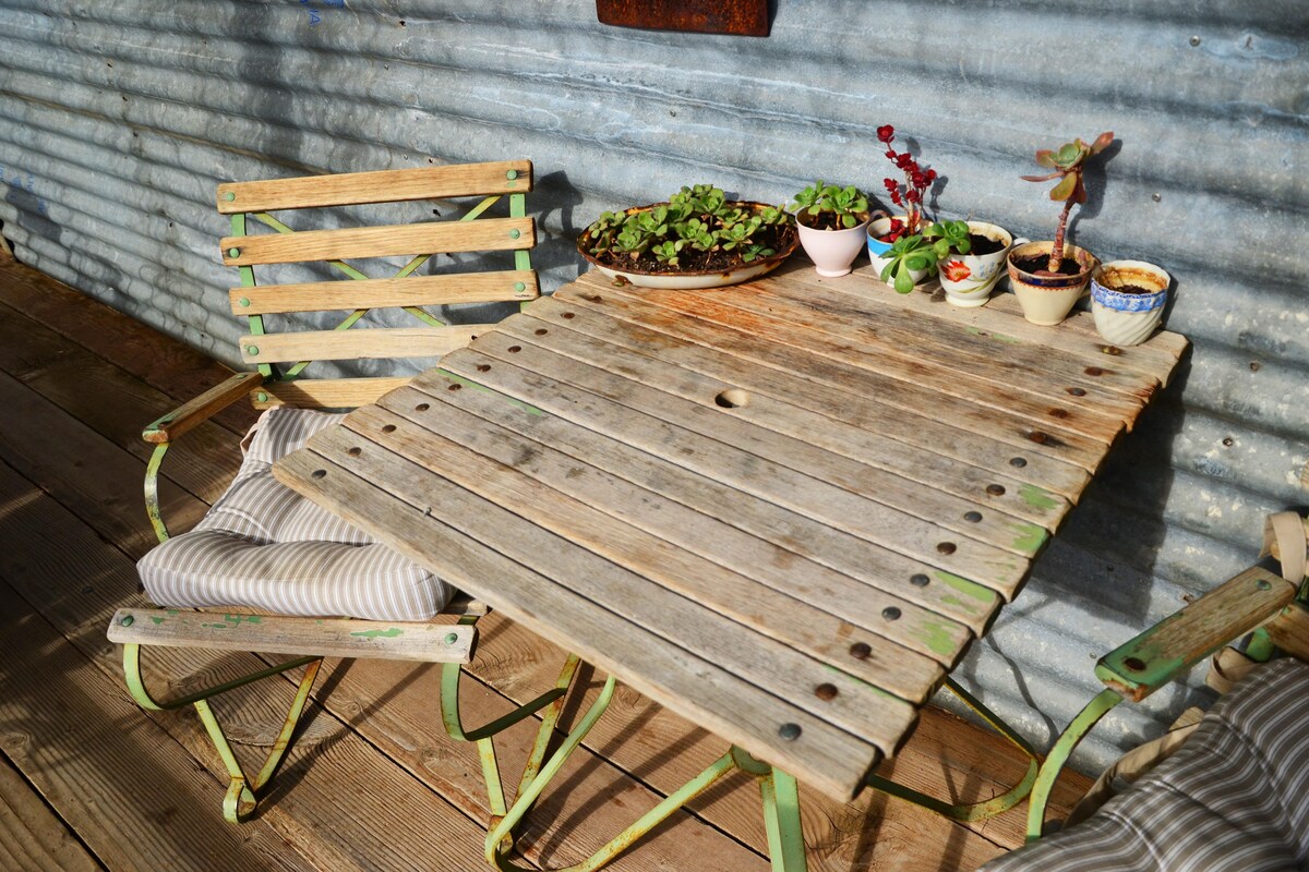 Cosy Contemporary Balcony Design with Rustic Chairs and Tables Cosy Contemporary Balcony Design with Rustic Chairs and Tables