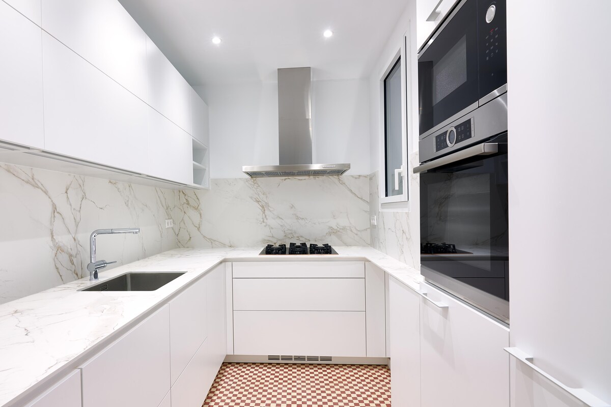 Alabaster White Hydraulic Modular Kitchen