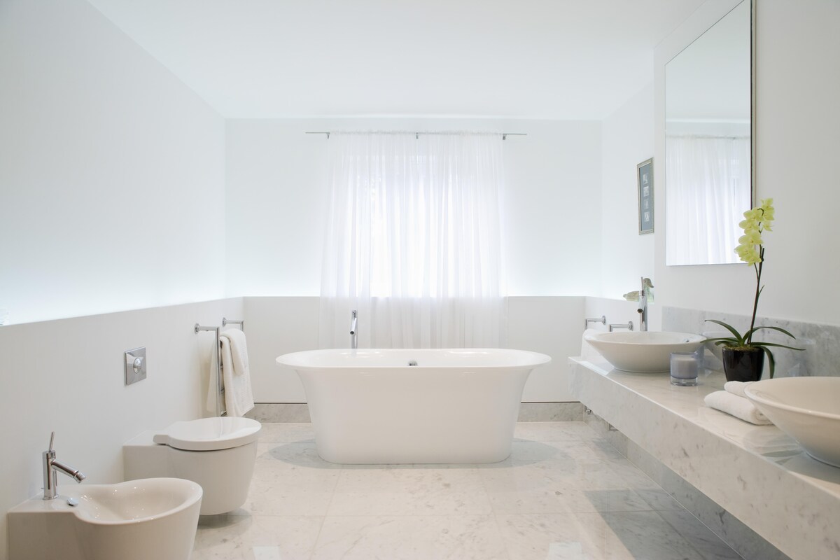 Modern Spacious Bathroom Design Modern Spacious Bathroom Design