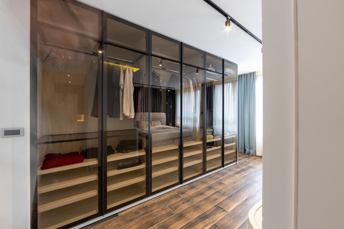Contemporary Wardrobe Design with Glass Doors Contemporary Wardrobe Design with Glass Doors