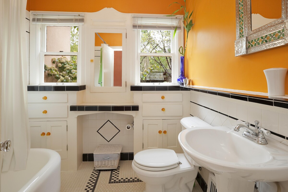 Traditional Orange Bathroom Design Traditional Orange Bathroom Design
