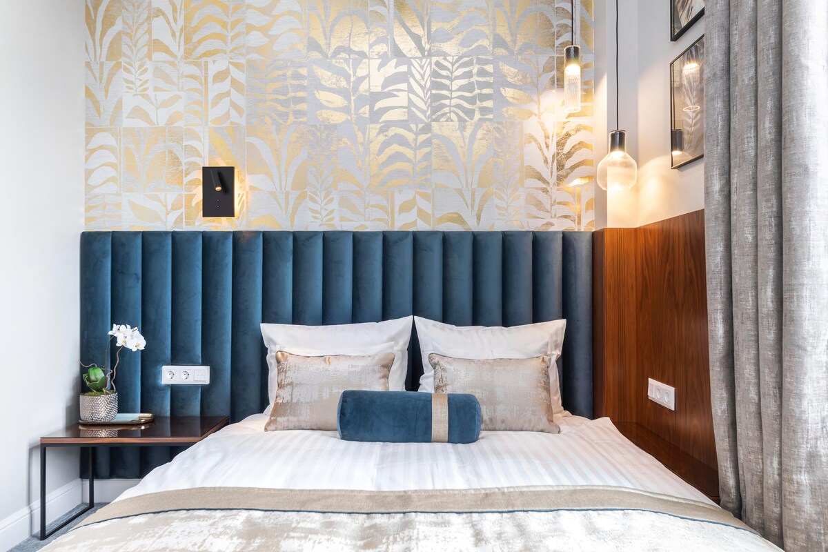 Master Bedroom Design with an Elegant Wallpaper Master Bedroom Design with an Elegant Wallpaper
