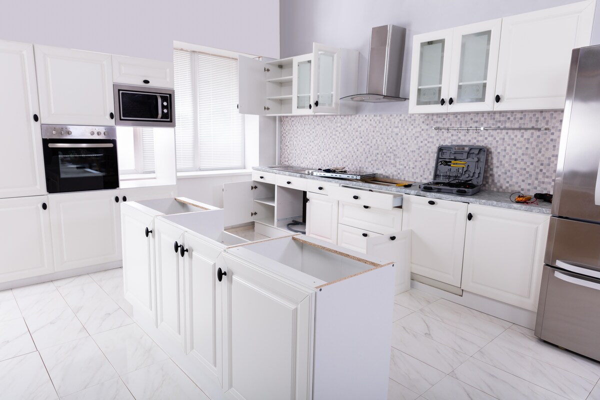 Traditional Handles on Modern Kitchen Drawers Traditional Handles on Modern Kitchen Drawers