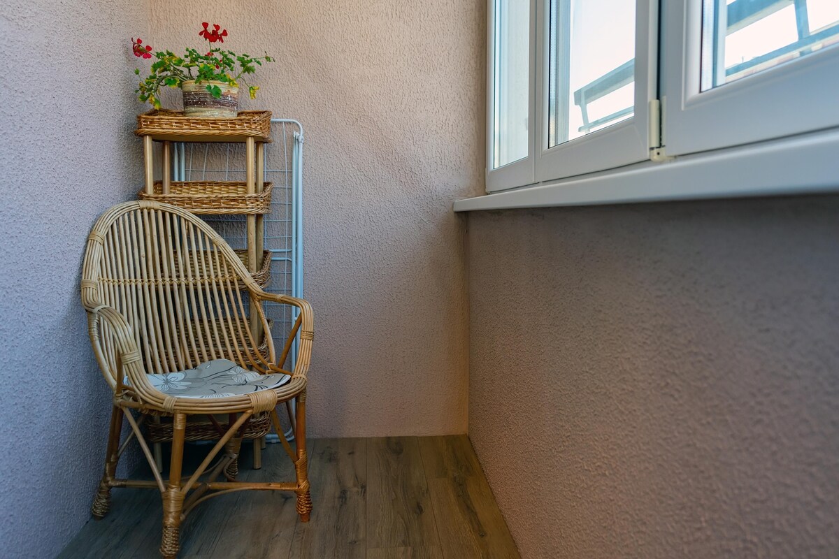 Simple Contemporary Balcony Design with Wicker Furniture Simple Contemporary Balcony Design with Wicker Furniture