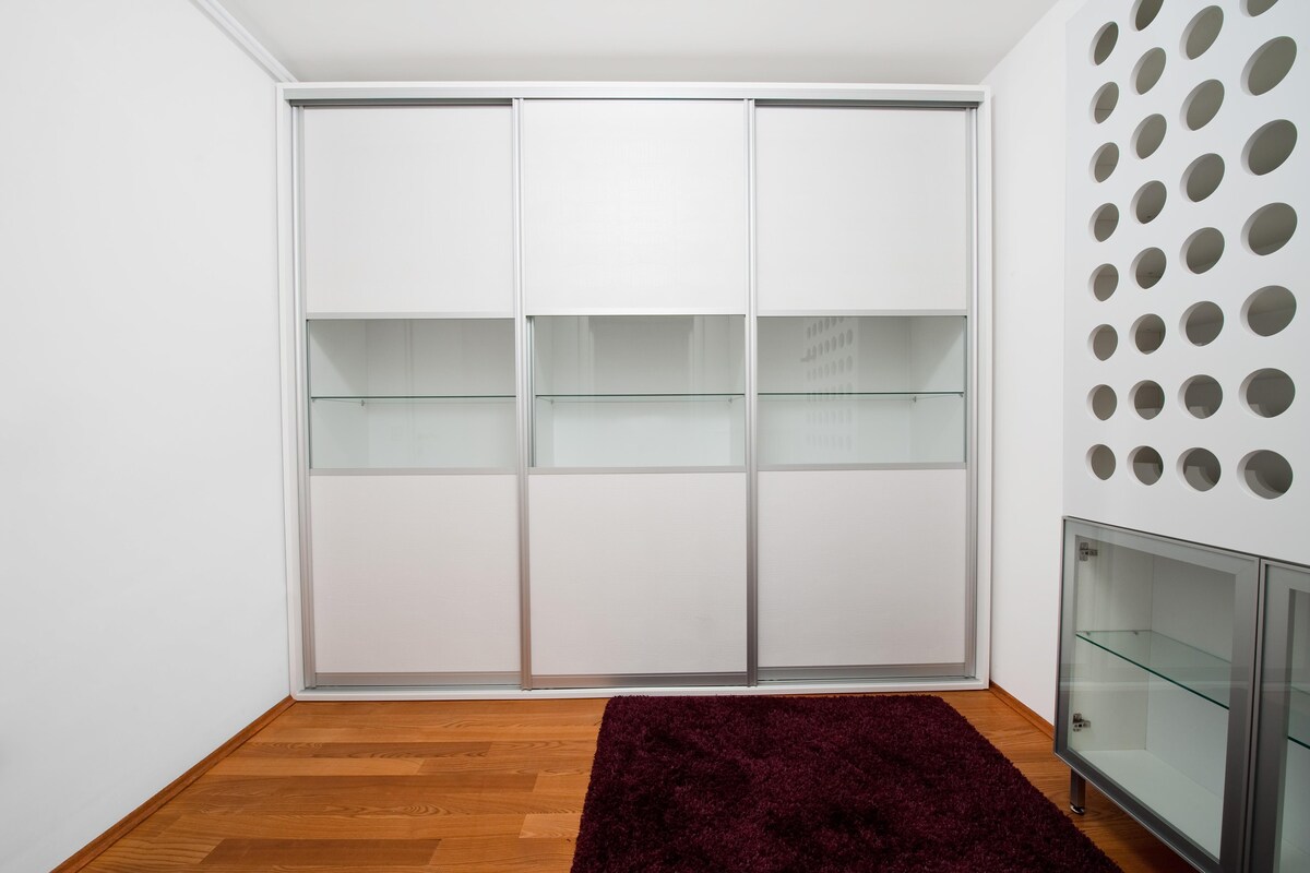The Space-Efficient Aluminium Glass Wardrobe The Space-Efficient Aluminium Glass Wardrobe