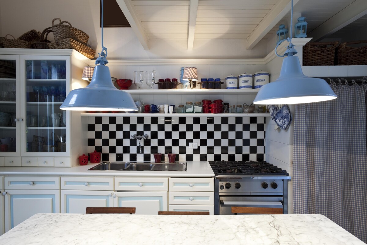 Checkered Black and White Kitchen Tiles