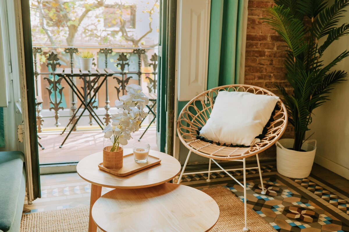 Cosy Modern Balcony Design with Wooden Tables and Chairs Cosy Modern Balcony Design with Wooden Tables and Chairs