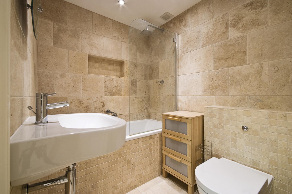 Contemporary Bathroom Design with Beige Stone Tiles Contemporary Bathroom Design with Beige Stone Tiles
