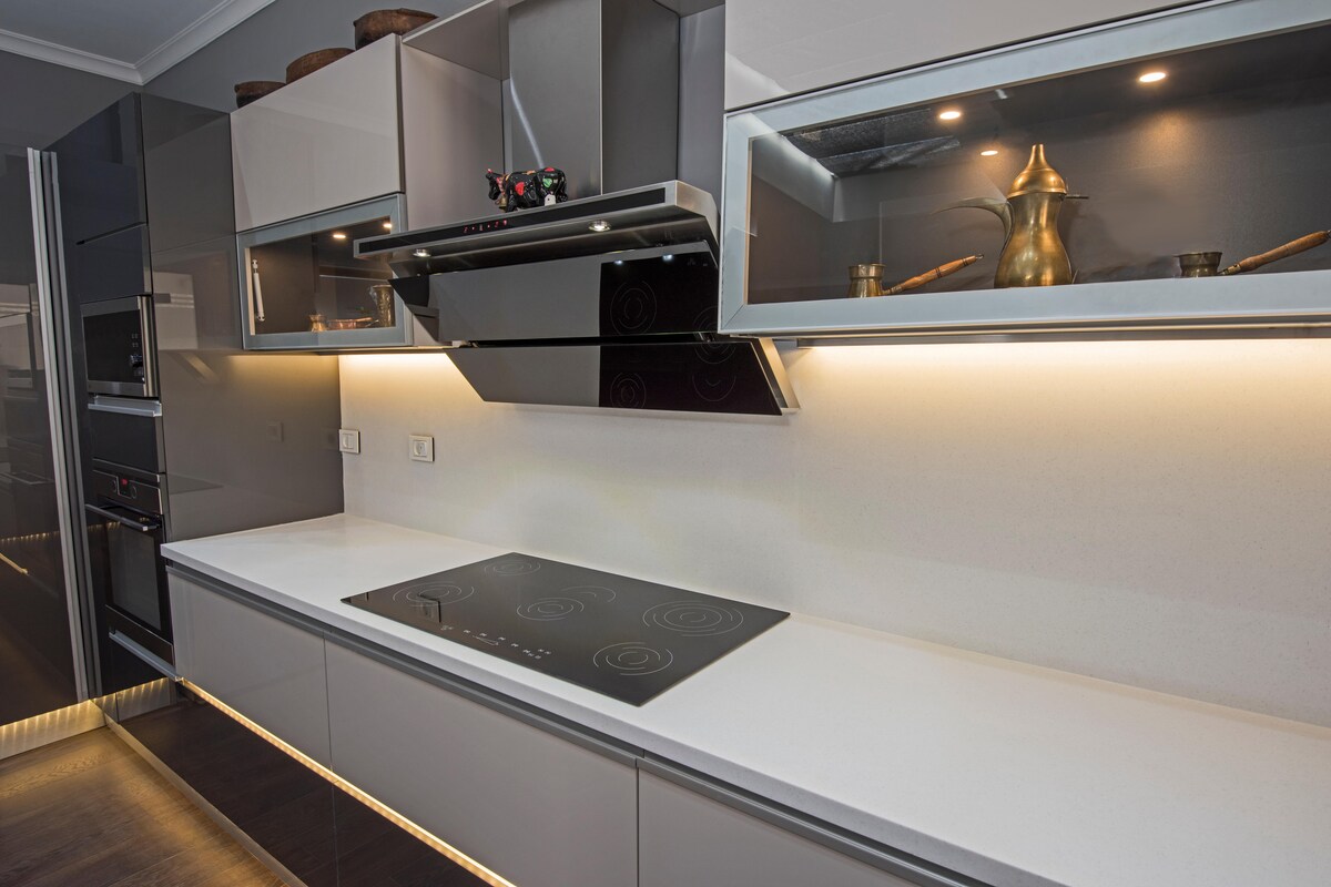 Glass Modular Kitchen with Contemporary Fixtures Glass Modular Kitchen with Contemporary Fixtures