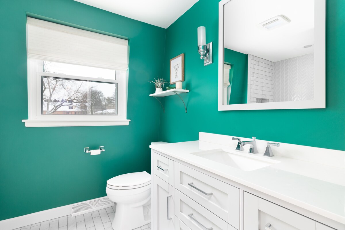 Modern Teal Bathroom Design