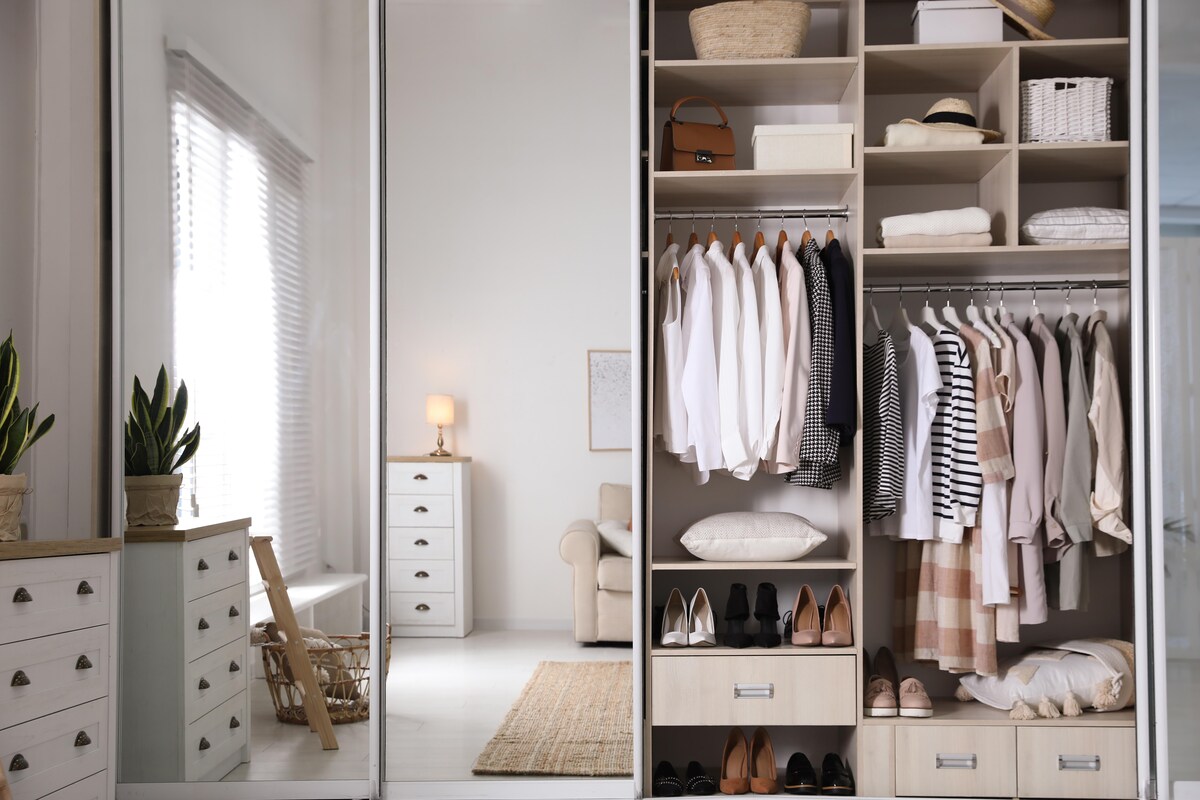 Contemporary Wardrobe Design With Mirror