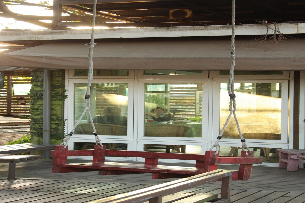 Simple Rustic Balcony Design with a Swing Simple Rustic Balcony Design with a Swing
