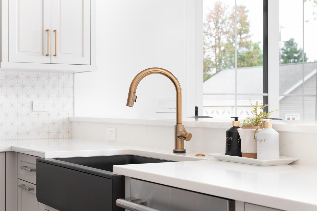 Modern Faucet Kitchen with White Countertops Modern Faucet Kitchen with White Countertops
