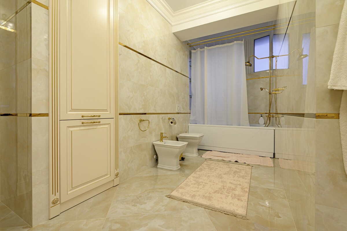 Modern Bathroom Design With Light Beige Shade