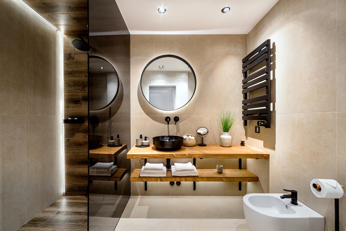 Luxurious Bathroom Design with Glass Partition Luxurious Bathroom Design with Glass Partition