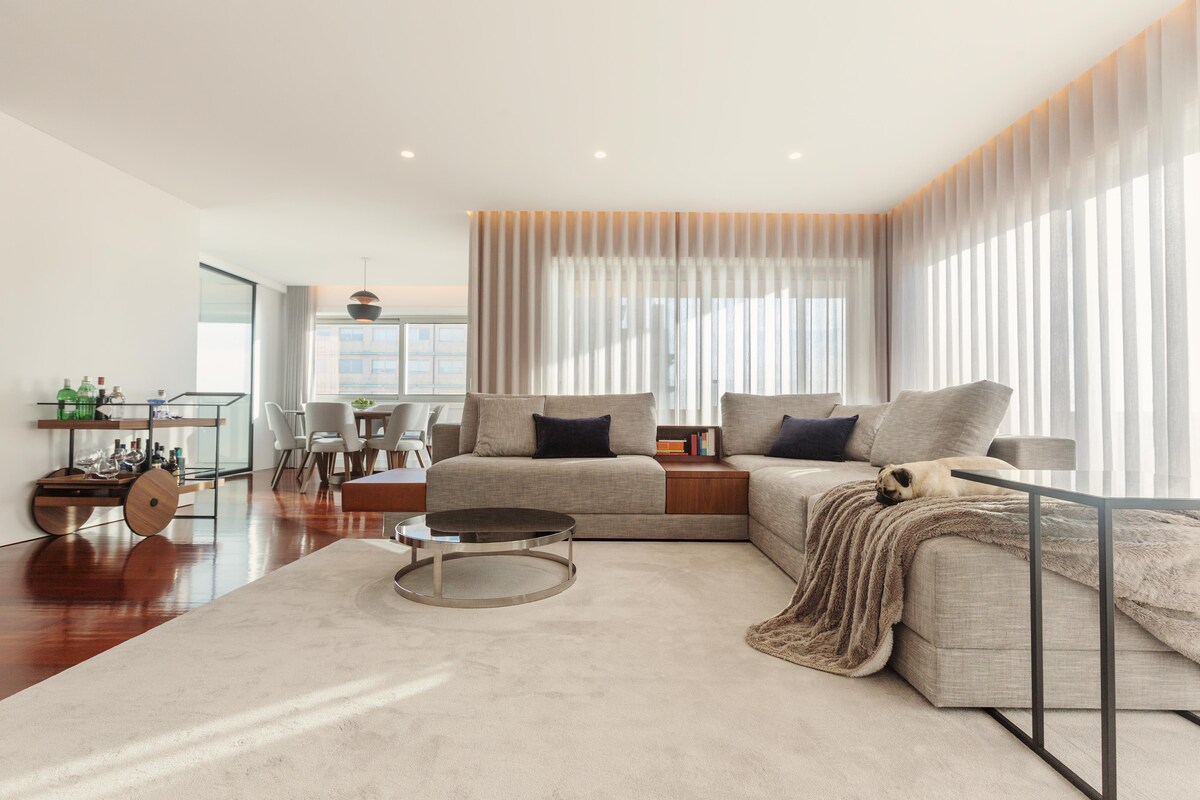 Big Living Room in Neutral Colours Big Living Room in Neutral Colours