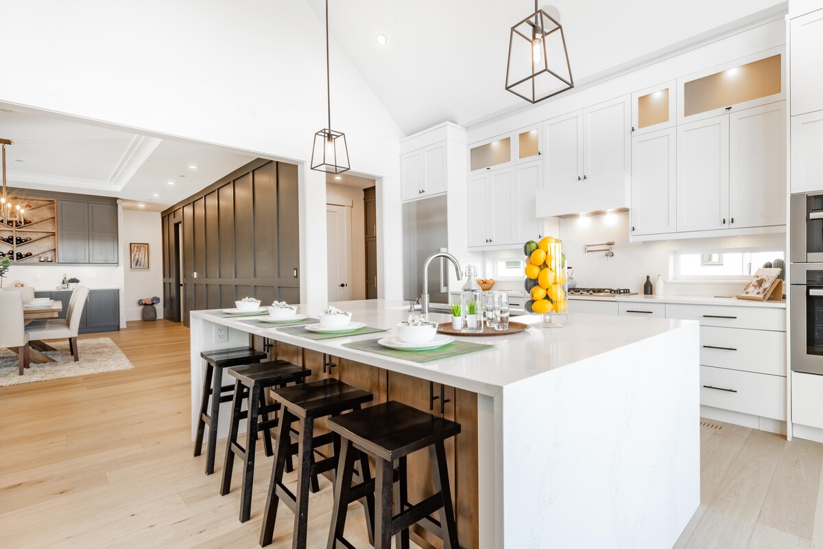 Sleek Modular Kitchen with Fine Lines Sleek Modular Kitchen with Fine Lines