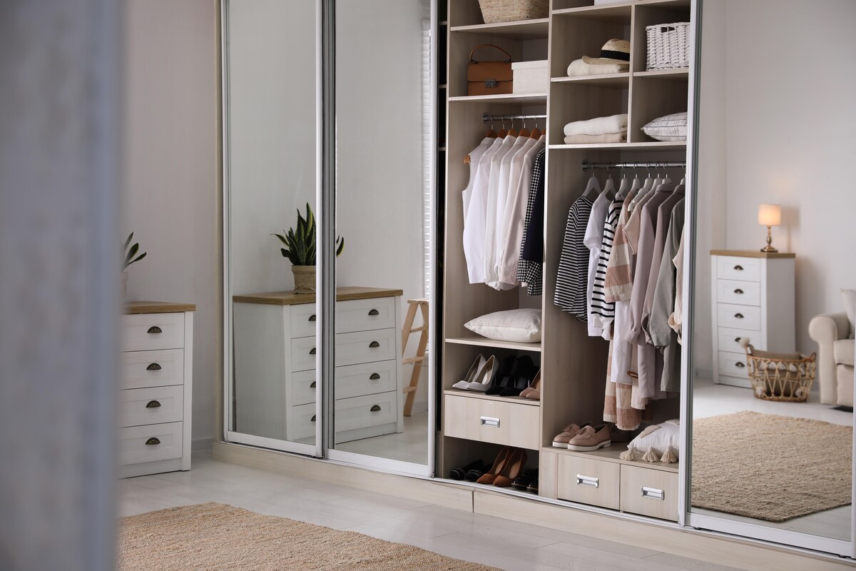 Modern Wardrobe Design with Mirror