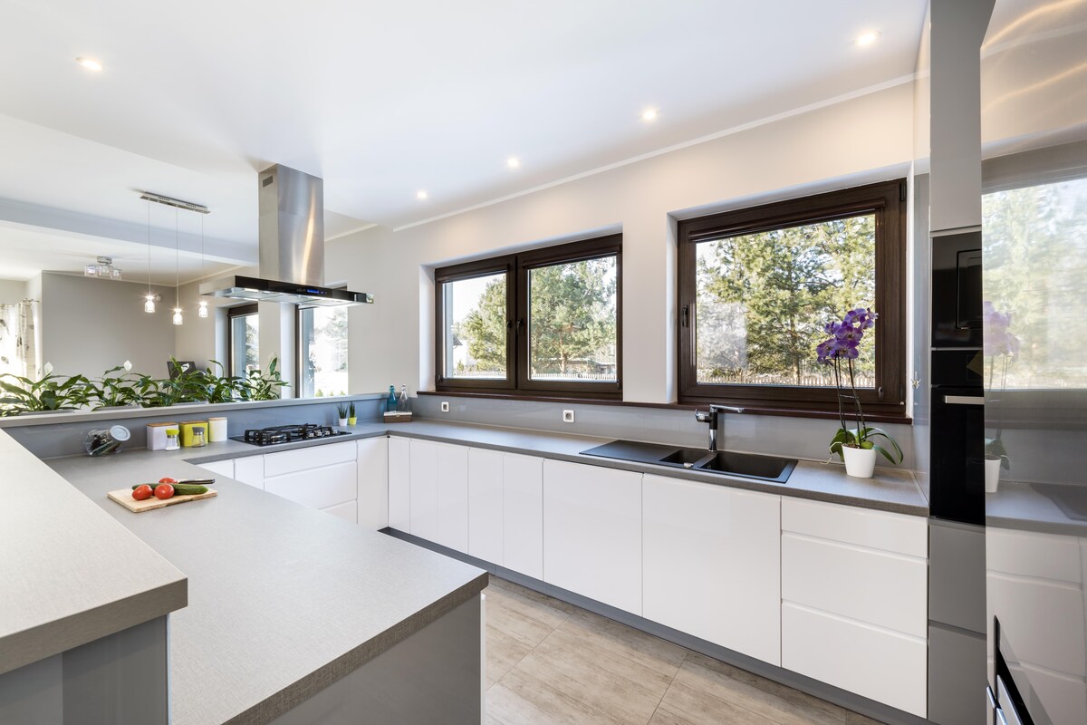 U-Shaped Modern European Kitchen U-Shaped Modern European Kitchen