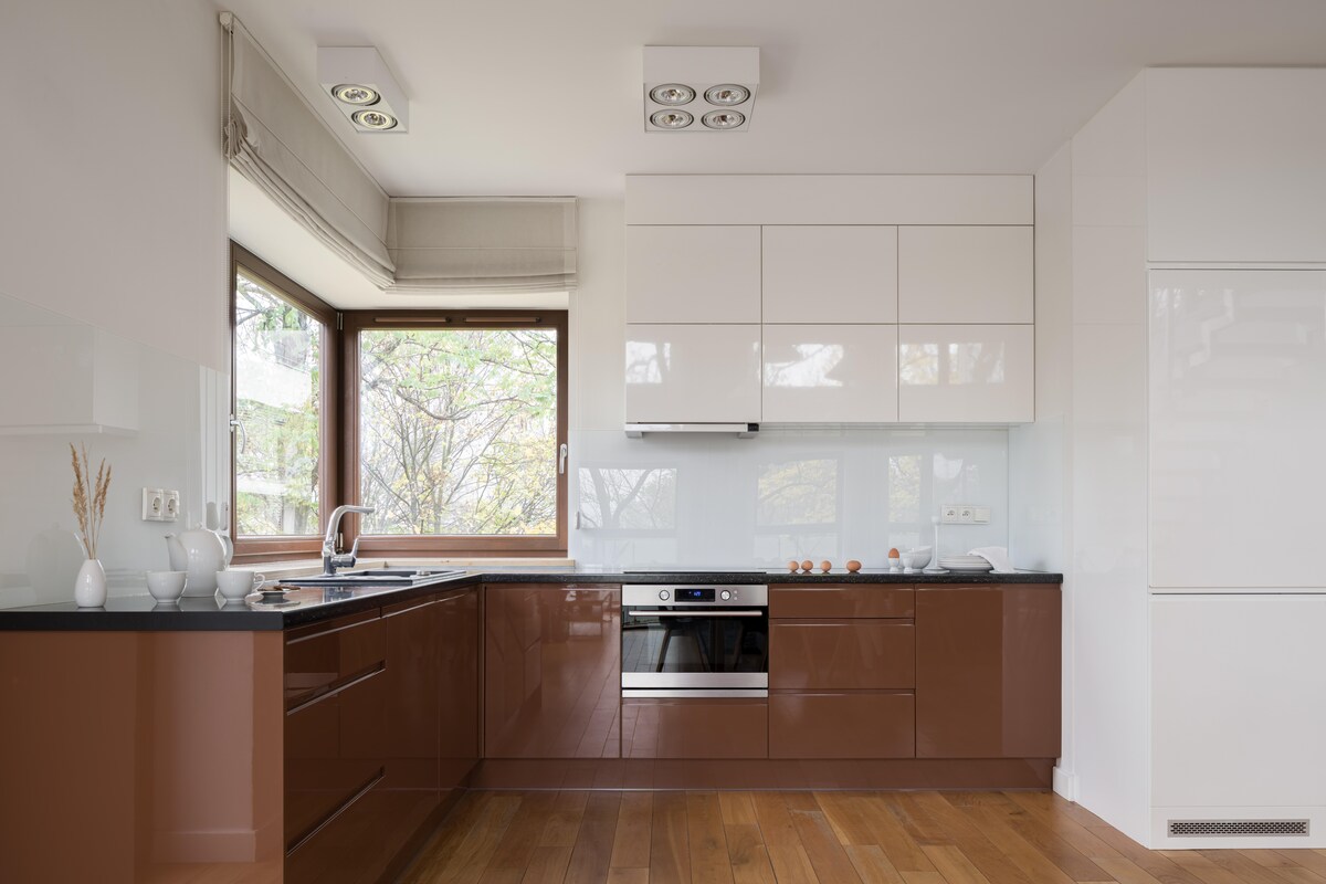 Modern Brown Kitchen in Glossy Finish Modern Brown Kitchen in Glossy Finish