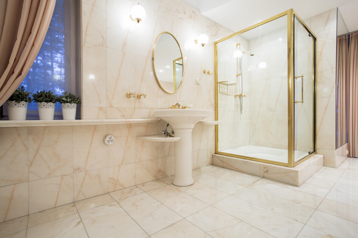 Traditional Spacious Bathroom Design Traditional Spacious Bathroom Design