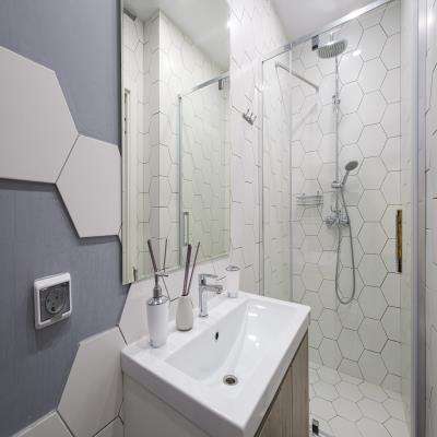 Modern Bathroom with Glossy Honeycomb Tiles