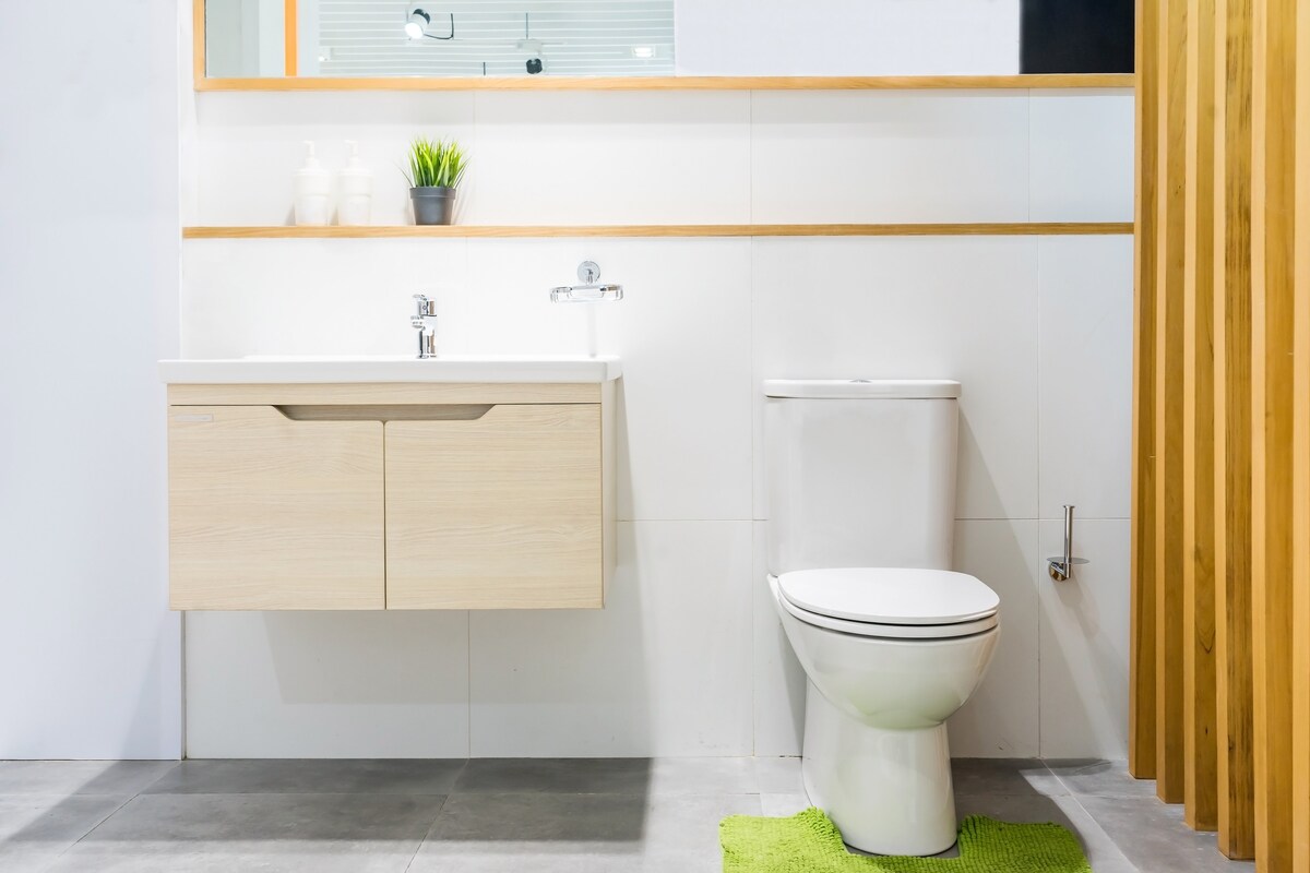 Small Bathroom Design with Simple and Functional Vanity