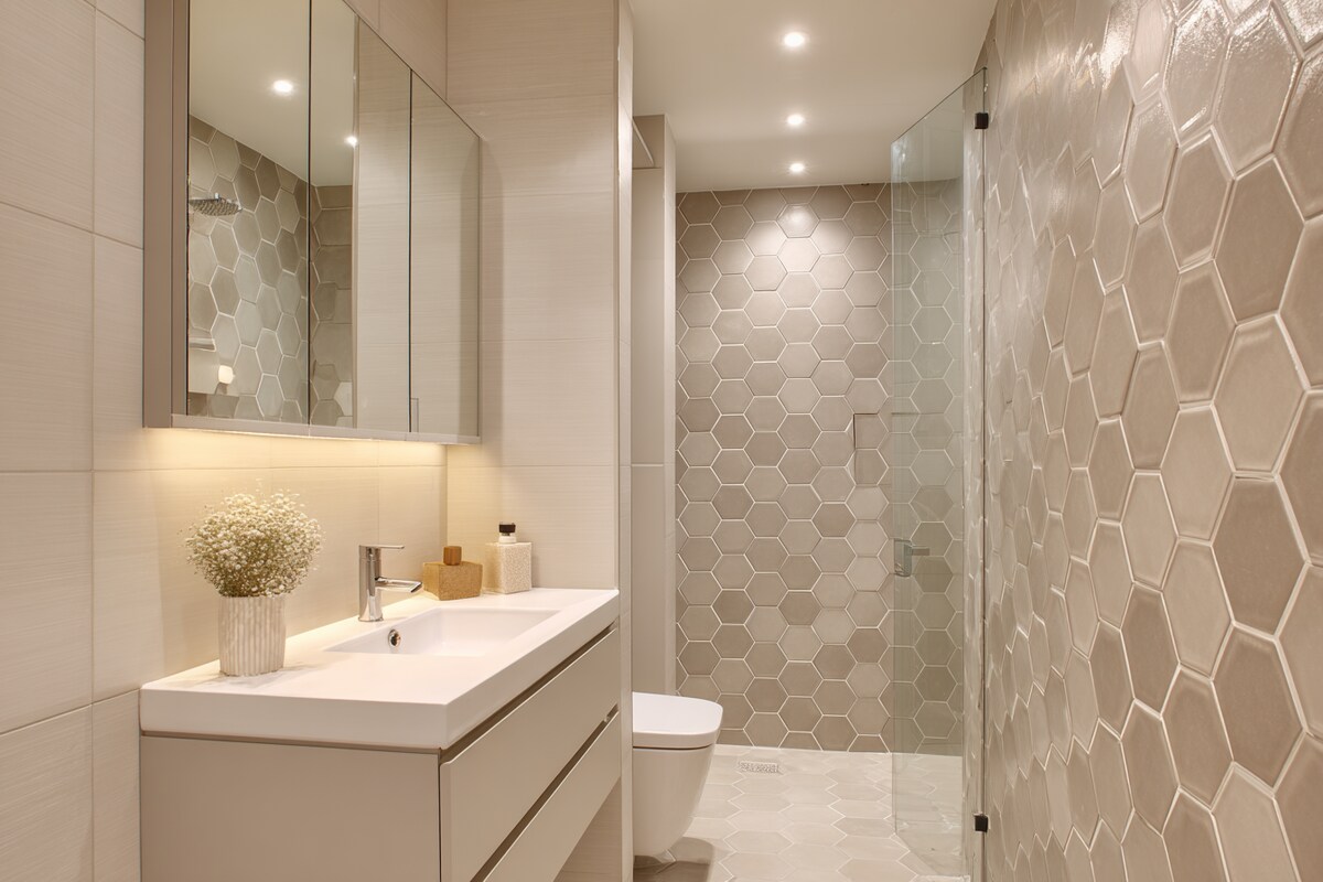 Contemporary Small Bathroom Design With Hexagonal Wall Tiles