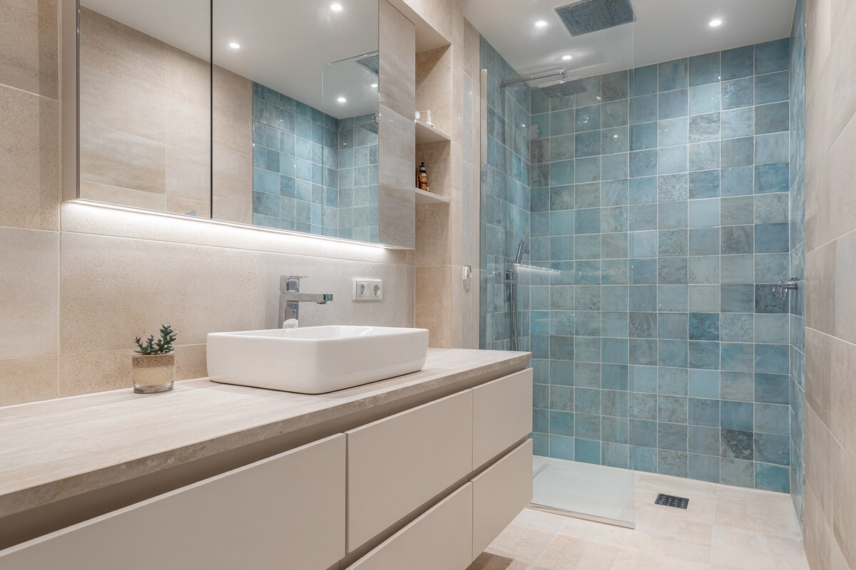 Modern Bathroom Design With Blue And Beige Wall Tiles Modern Bathroom Design With Blue And Beige Wall Tiles