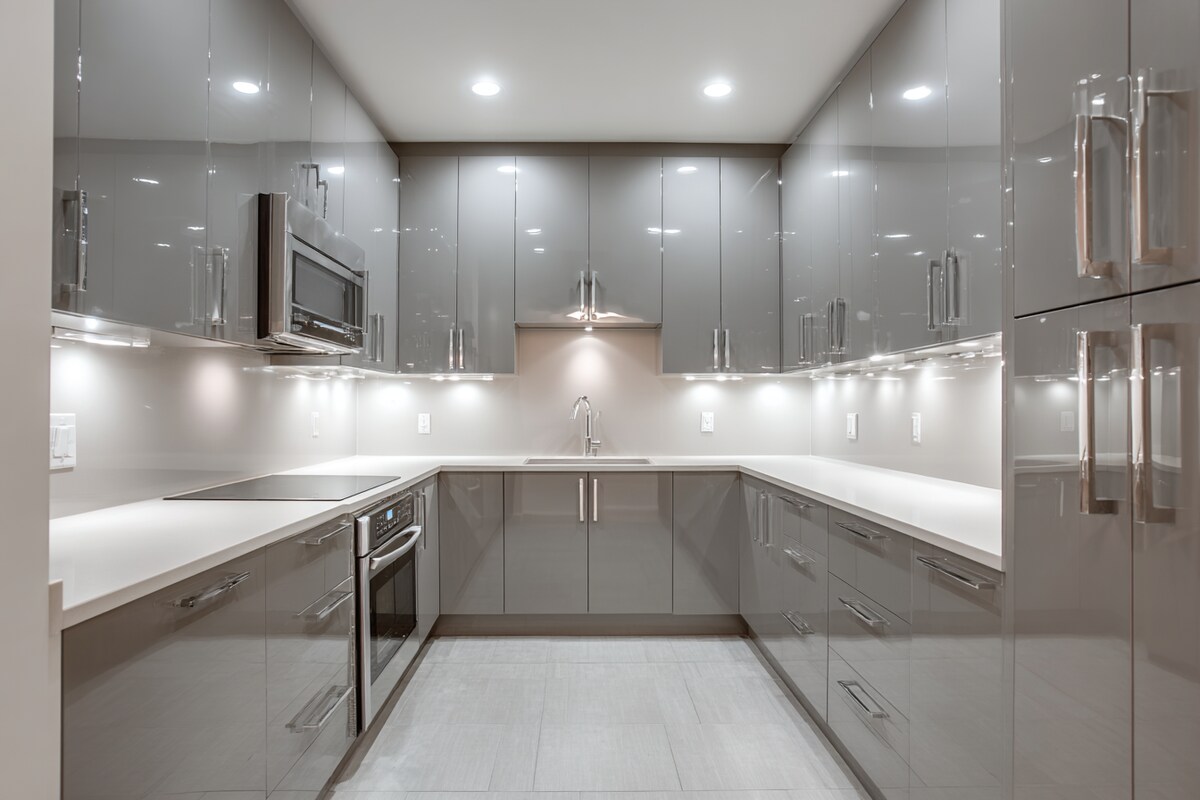 Modern Grey U-Shaped Kitchen Design with Quartz Countertop and High Gloss Finish
