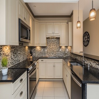Modern Irish Cream U-Shaped Kitchen Design with Granite Countertop