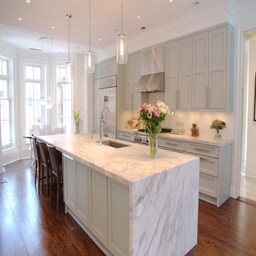 Modern L-Shaped Kitchen Design in Blue and White with Marble Countertop