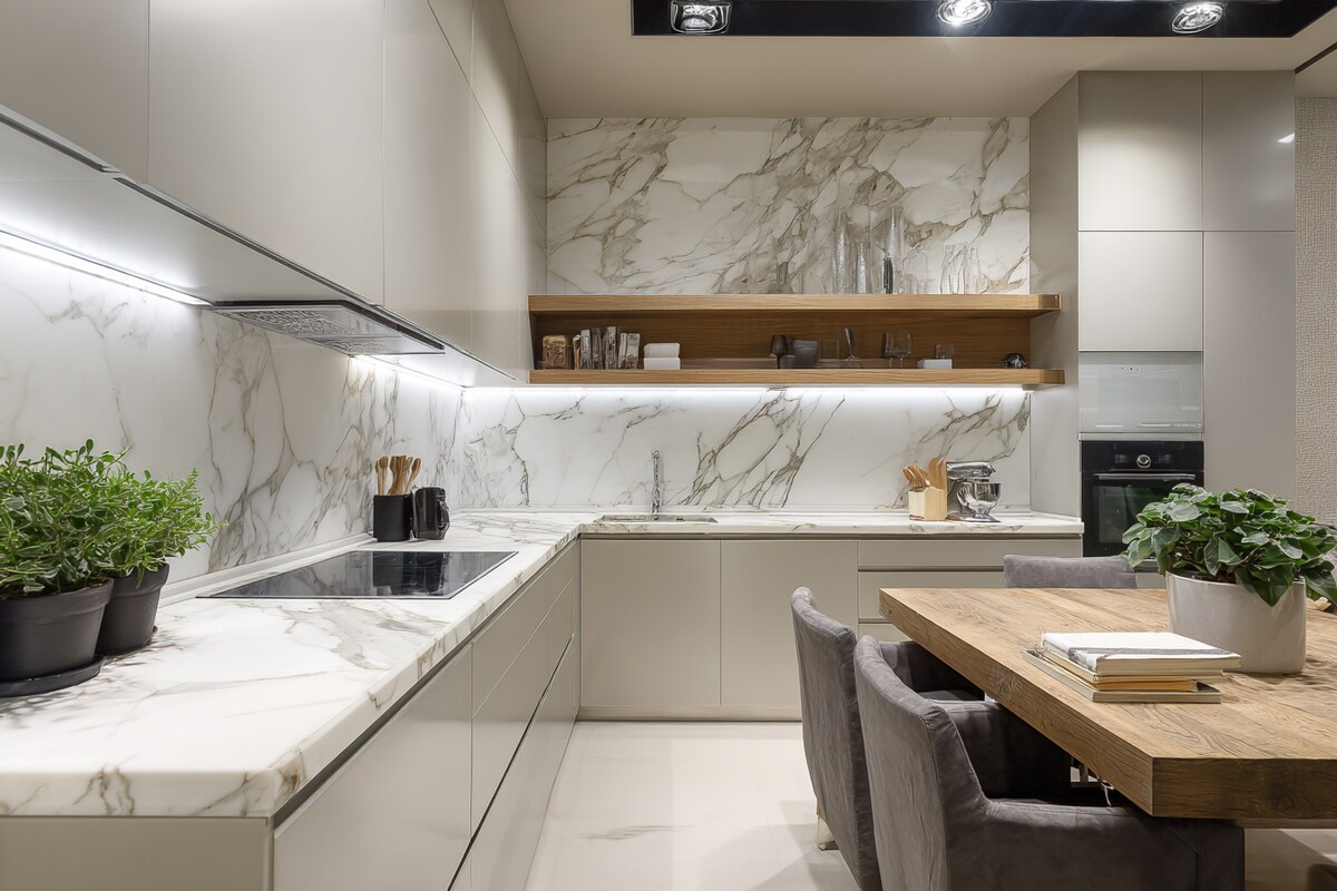 Modern L-Shaped Design with Marble Backsplash Modern L-Shaped Design with Marble Backsplash
