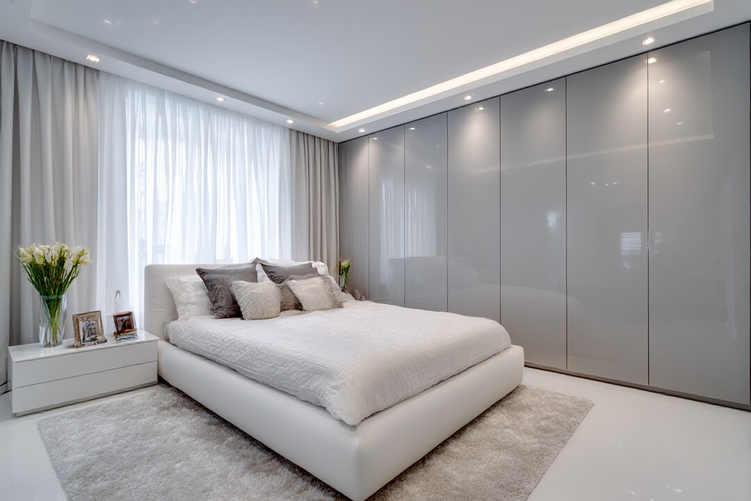 Modern Master Bedroom Design with King Bed and Glossy Floor-to-Ceiling ...