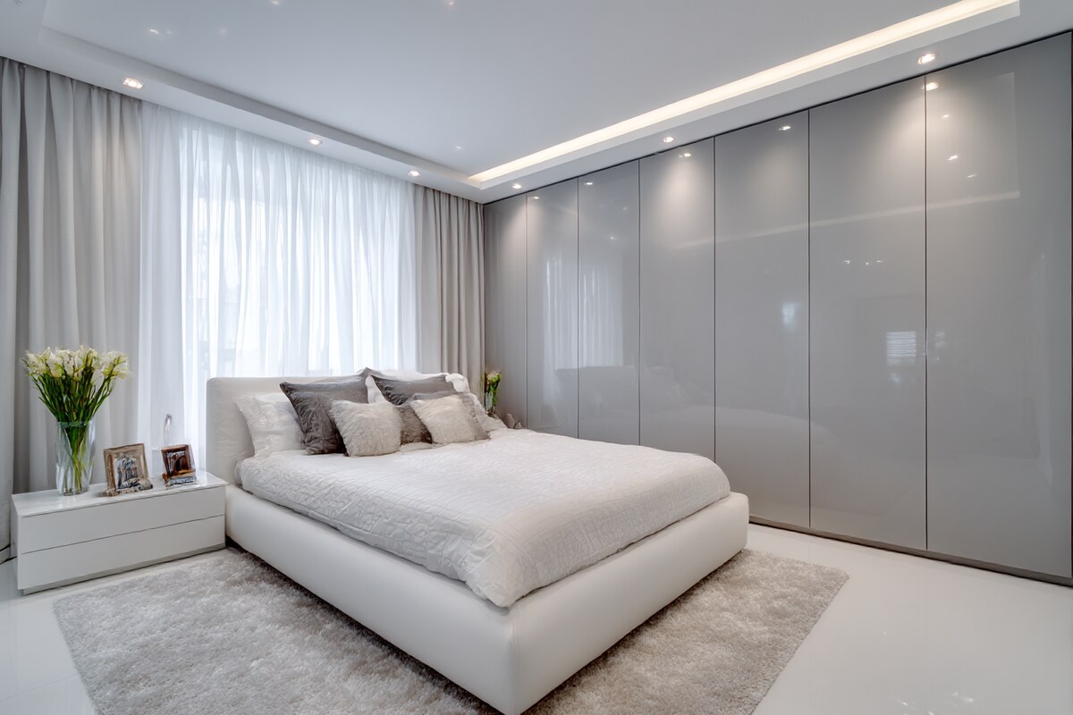 Modern Master Bedroom Design with King Bed and Glossy Floor-to-Ceiling Wardrobe