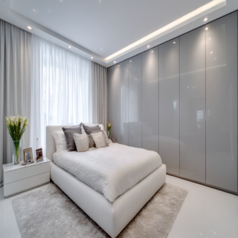 Modern Master Bedroom Design with King Bed and Glossy Floor-to-Ceiling Wardrobe Modern Master Bedroom Design with King Bed and Glossy Floor-to-Ceiling Wardrobe