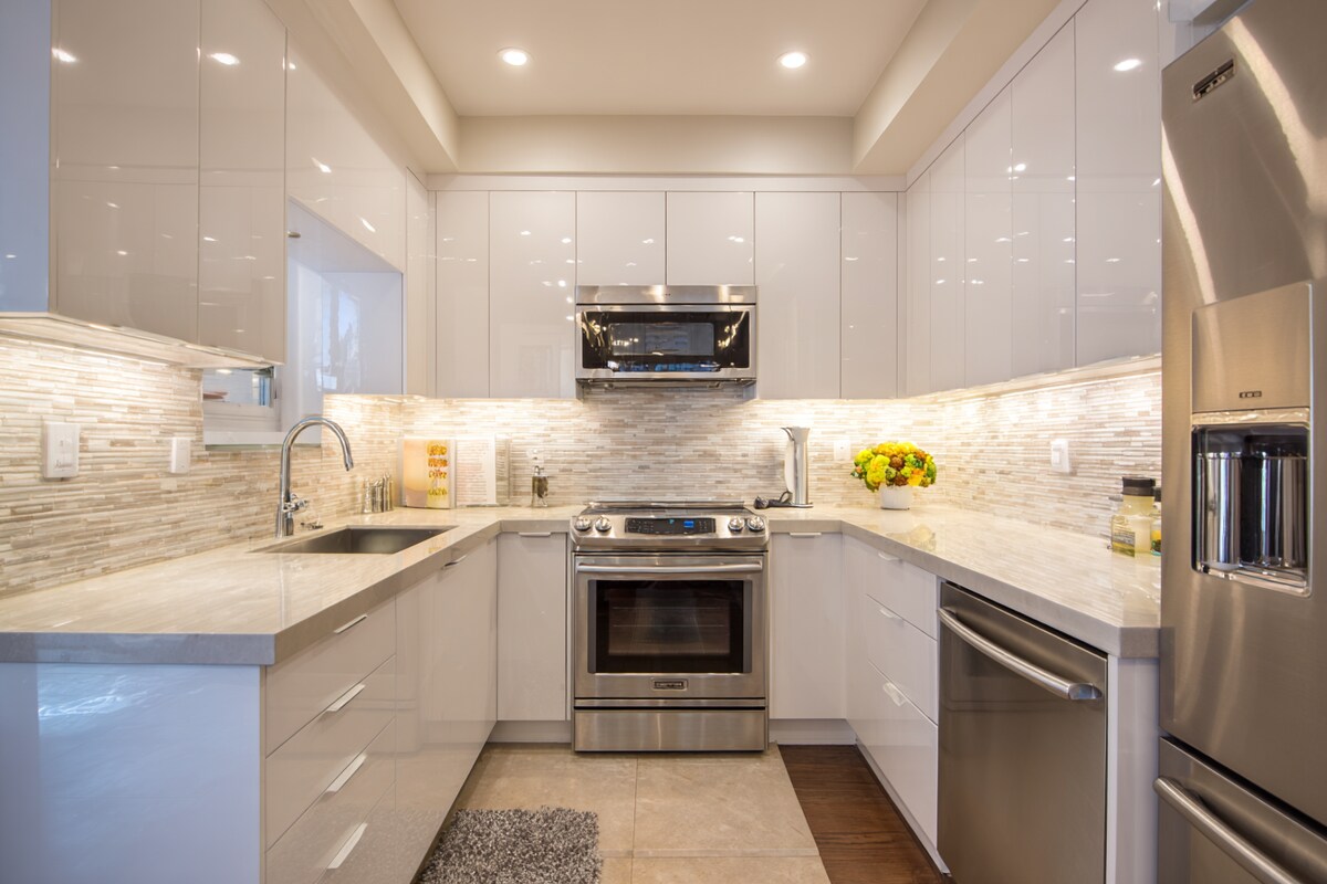 Modern U-shaped kitchen Design with White Glossy Cabinets and Quartz Countertop Modern U-shaped kitchen Design with White Glossy Cabinets and Quartz Countertop