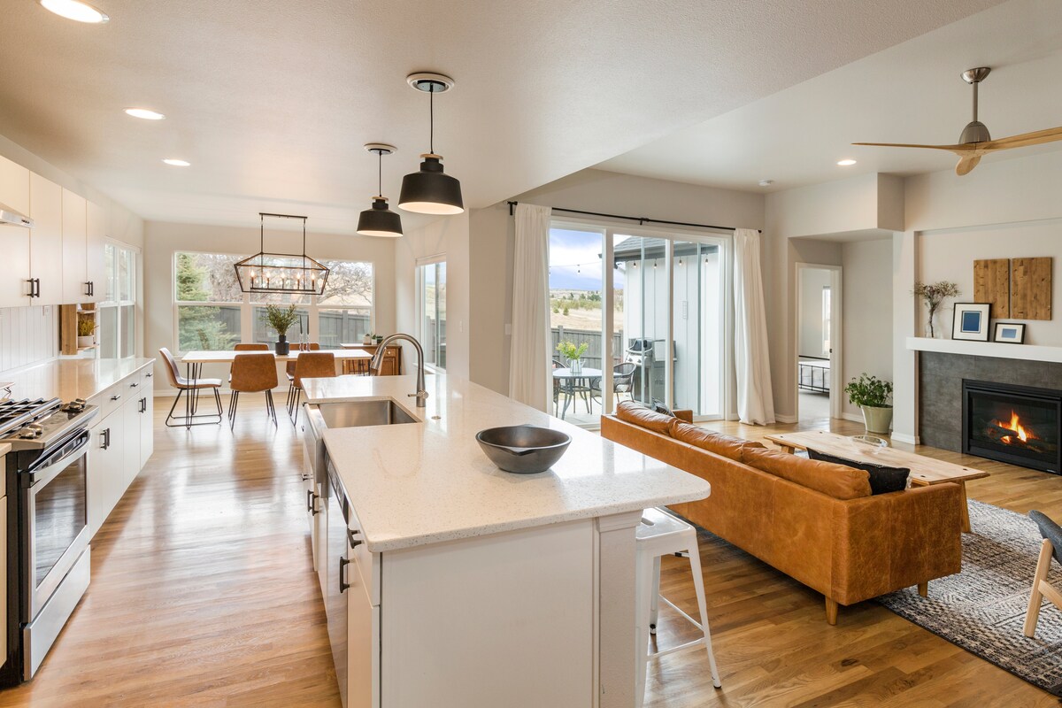Living Room Design With an Open Concept Kitchen
