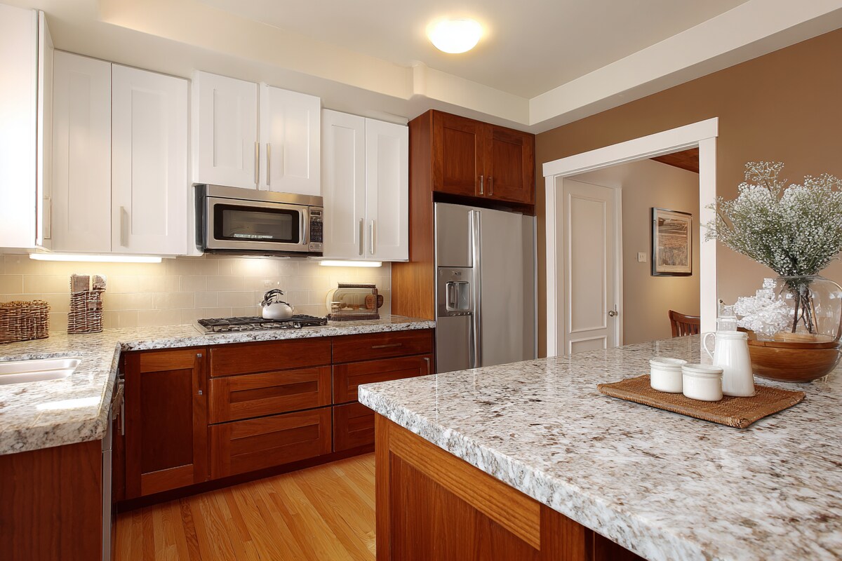 Simple Brown and White Wall Colour Combination for Kitchen with Granite Countertop and Wooden Cabinets Simple Brown and White Wall Colour Combination for Kitchen with Granite Countertop and Wooden Cabinets