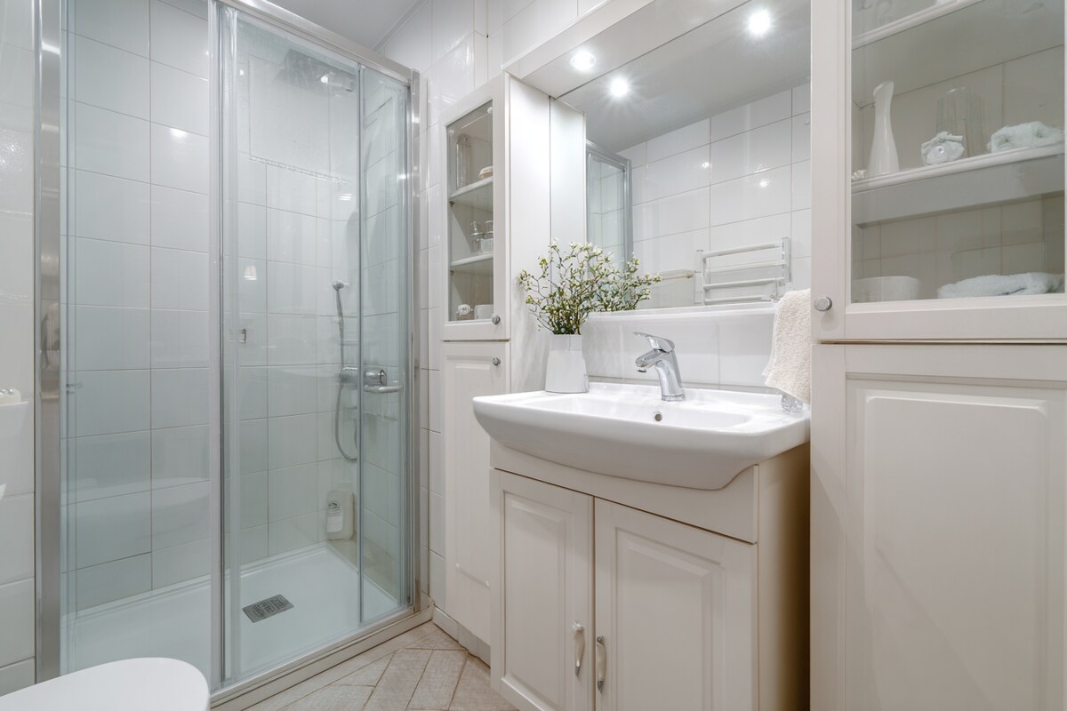 Small Bathroom Idea With Close Cabinet Storage Small Bathroom Idea With Close Cabinet Storage