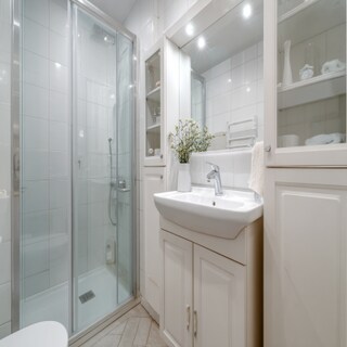 Small Bathroom Idea With Close Cabinet Storage